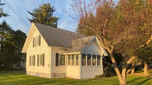 Une maison de plain-pied avec un toit à pignon et une véranda couverte.