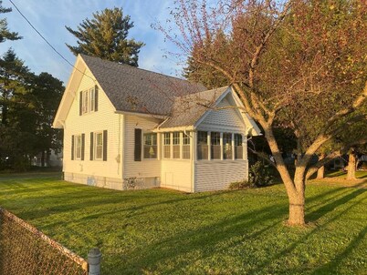 Steps from En-Joie Golf - 3BR Bungalow, Pet-Friendly w/ AC & WiFi