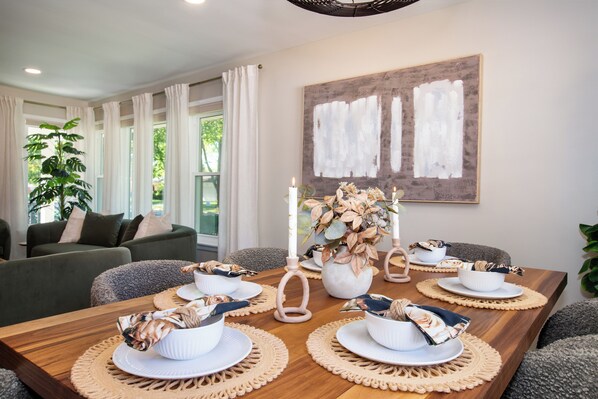 Dining - Stylish Escape/Game Room/4 Brs (Arlington Heights)