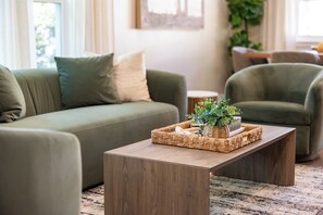 Smart TV, video games - Stylish Escape/Game Room/4 Brs (Arlington Heights)