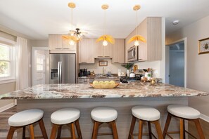 雪櫃、微波爐、焗爐、爐具