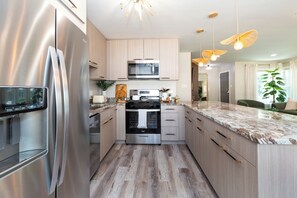 Fridge, microwave, oven, stovetop - Stylish Escape/Game Room/4 Brs (Arlington Heights)