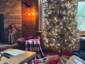 Interior - Olivers Hideaway | on Fightingtown Creek (Cherry Log)