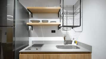 Cafetera y tetera, refrigerador y utensilios de cocina