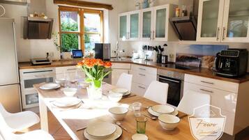 Fridge, oven, stovetop, dishwasher