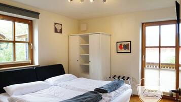3 Schlafzimmer, Reisekinderbett, Internetzugang, Bettwäsche