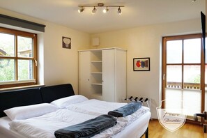 3 Schlafzimmer, Reisekinderbett, Internetzugang, BettwÀsche