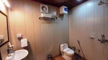 Douche, chaussons, serviettes fournies, savon