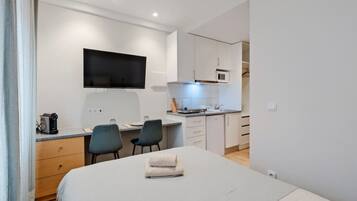 1 makuuhuone, työpöytä, silitysrauta/-lauta, Wi-Fi