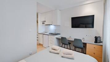 1 habitación, escritorio, tabla de planchar con plancha y wifi
