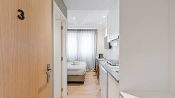 1 habitación, escritorio, tabla de planchar con plancha y wifi