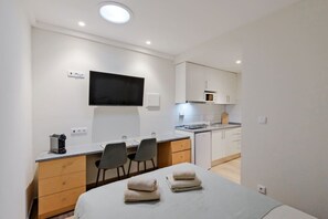 1 habitación, escritorio, tabla de planchar con plancha y wifi