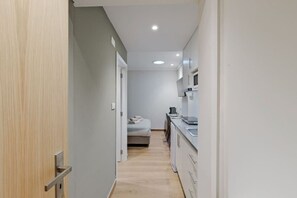 Refrigerador, microondas, parrilla de estufa y cafetera y tetera