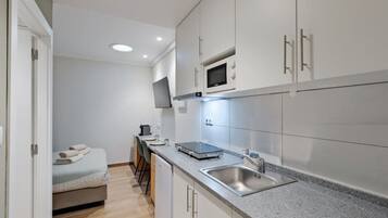 Refrigerador, microondas, parrilla de estufa y cafetera y tetera