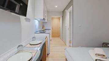 1 habitación, escritorio, tabla de planchar con plancha y wifi