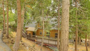 A log cabin with a wooden deck and a staircase leading to the porch. - Cabin ~ 1 Mi to Lake Gregory & Hiking! (Crestline)