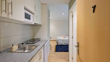 冷蔵庫、電子レンジ、コンロ、コーヒー / ティーメーカー