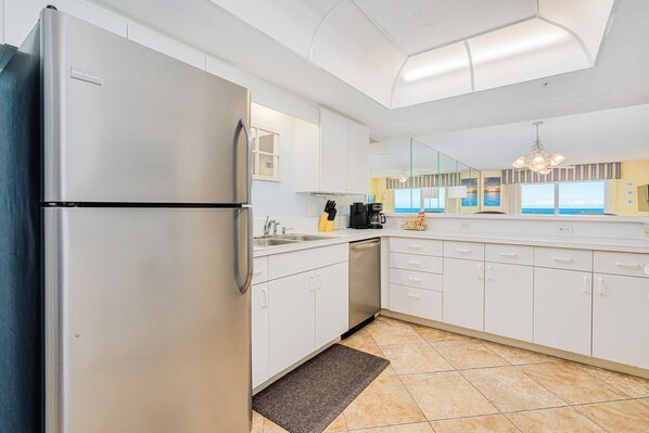 ثلاجة، ميكروويف، فرن، موقد طهي مسطح