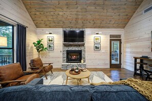 Smart TV y chimenea 