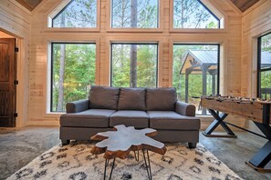 Smart TV, chimenea y futbolito 