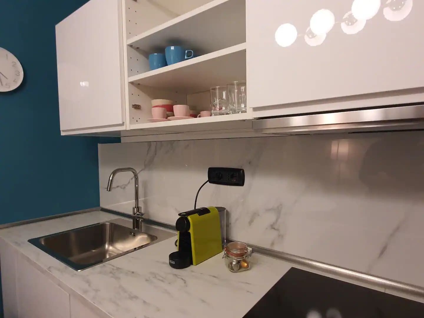 Kühlschrank, Mikrowelle, Herdplatte, Geschirrspüler