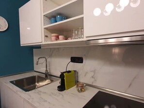 Een koelkast, een microgolfoven, een kookplaat, een vaatwasser