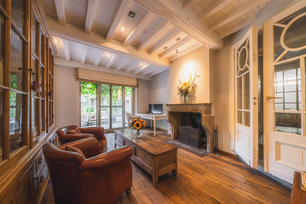 Deluxe Cabin, Garden View | Living area