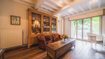 Deluxe Cabin, Garden View | Living area