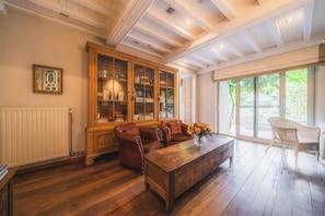 Deluxe Cabin, Garden View | Living area