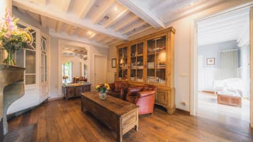 Deluxe Cabin, Garden View | Living area