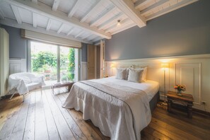 Chalet rustique Deluxe, vue sur le jardin | 1 chambre, draps en coton égyptien, literie de qualité, décor unique