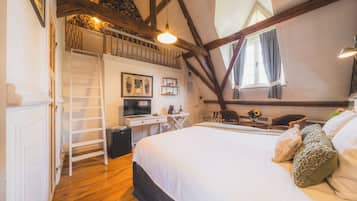 Deluxe Triple Room, Patio, Garden View | 1 bedroom, Egyptian cotton sheets, premium bedding