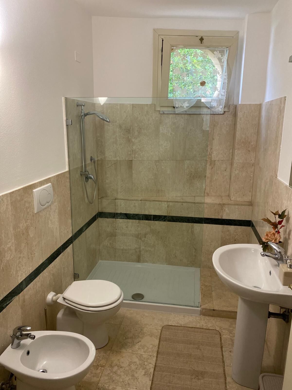 Dusche, Haartrockner, Bidet, Handtücher