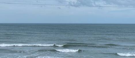 En la playa, camastros y toallas de playa