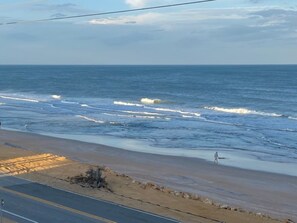 På stranden, solsenger og strandhåndklær