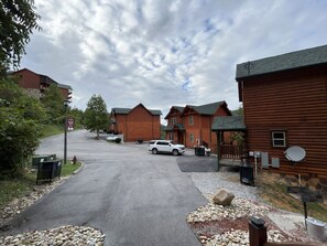 Exterior - Modern 2 Bedroom 2 Bath sleeps 8 located in Black Bear Ridge Resort Pool Access (Sevierville)