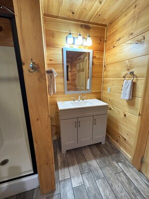 Jetted tub, towels, soap, toilet paper - Modern 2 Bed 2 Bath sleeps 8 + Hot Tub + Game Room +Pool Access +Close to Town (Sevierville)