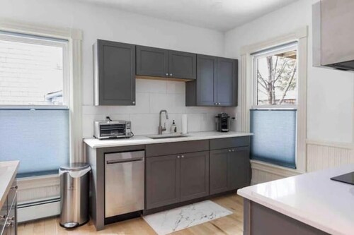 Cityscape Sanctuary: parking+laundry