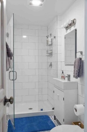 Haartrockner, Handtücher, Seife, Shampoo