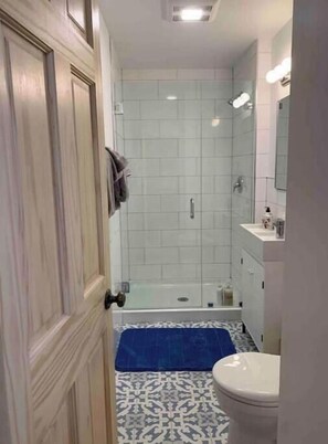 吹风机、毛巾、肥皂、洗发水