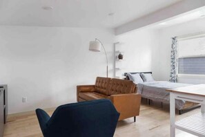 TV - Urban Luxury Loft: Parking+72”TV (Burlington)