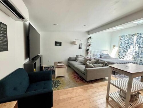 Urban Luxury Loft: Parking+72”TV