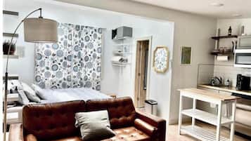 1 habitación, tabla de planchar con plancha y cuna de viaje