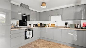 Een koelkast, een magnetron, een oven, een kookplaat