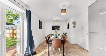 Spacious and Stylish Abode in Nottingham Sleeps 14