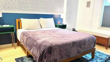 1 dormitorio, tabla de planchar con plancha, wifi y ropa de cama