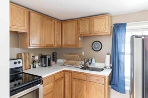 Fridge, microwave, stovetop, coffee/tea maker - BTV Metro Apartment: 2nd floor, parking (Burlington)