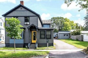 Exterior - BTV Metro Apartment: 2nd floor, parking (Burlington)