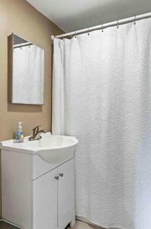 Hair dryer, towels, soap, shampoo - BTV Metro Apartment: 2nd floor, parking (Burlington)