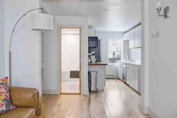 Smart TV - Petite+Perfect Modern Pad: parking+laundry+yard (Burlington)